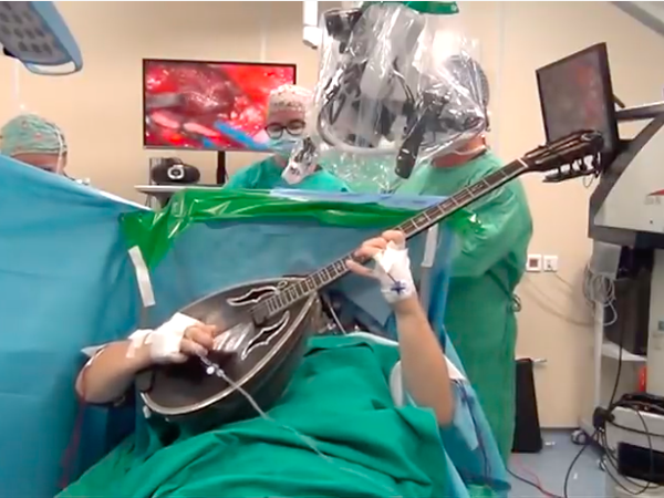 Ο Δημήτρης έπαιζε το μπουζούκι του ενώ υποβαλλόταν σε επέμβαση στον εγκέφαλο