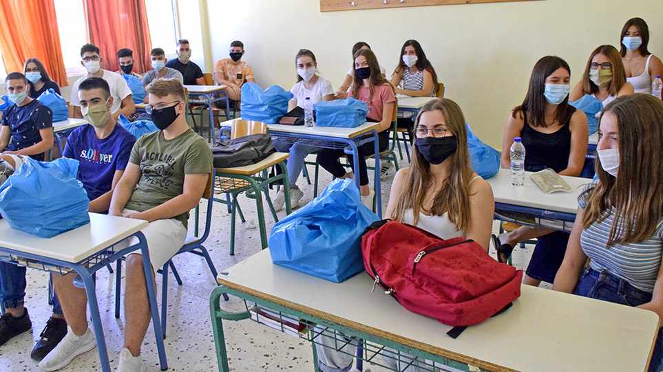 Test to Stay: Αναμένουν διευκρινίσεις, θα μπαίνουν σε λεωφορεία μαθητές-επαφές;