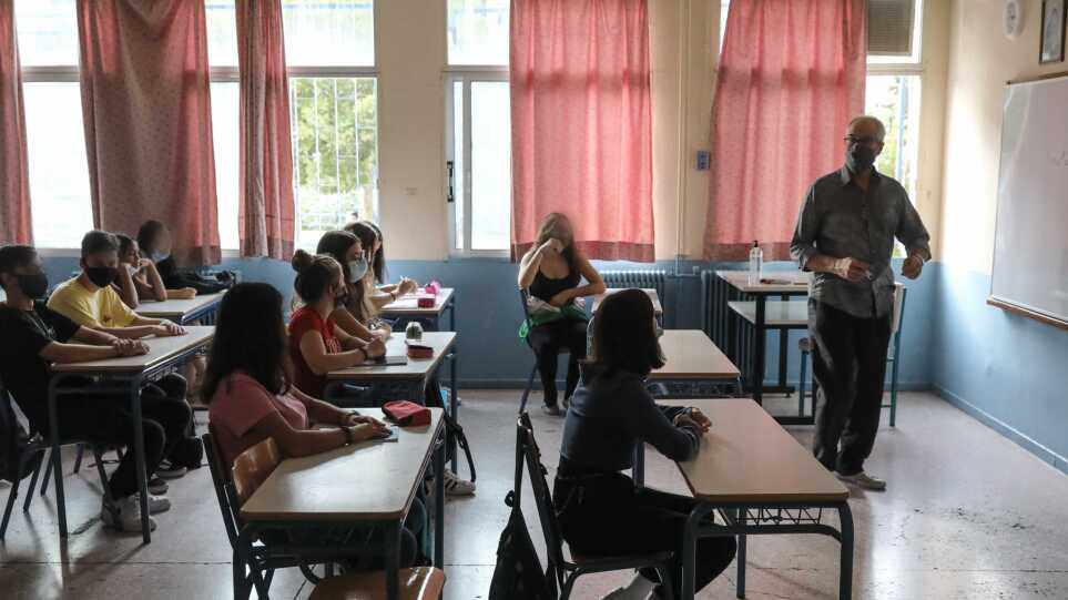 Με PCR ή rapid οι μη εμβολιασμένοι εκπαιδευτικοί