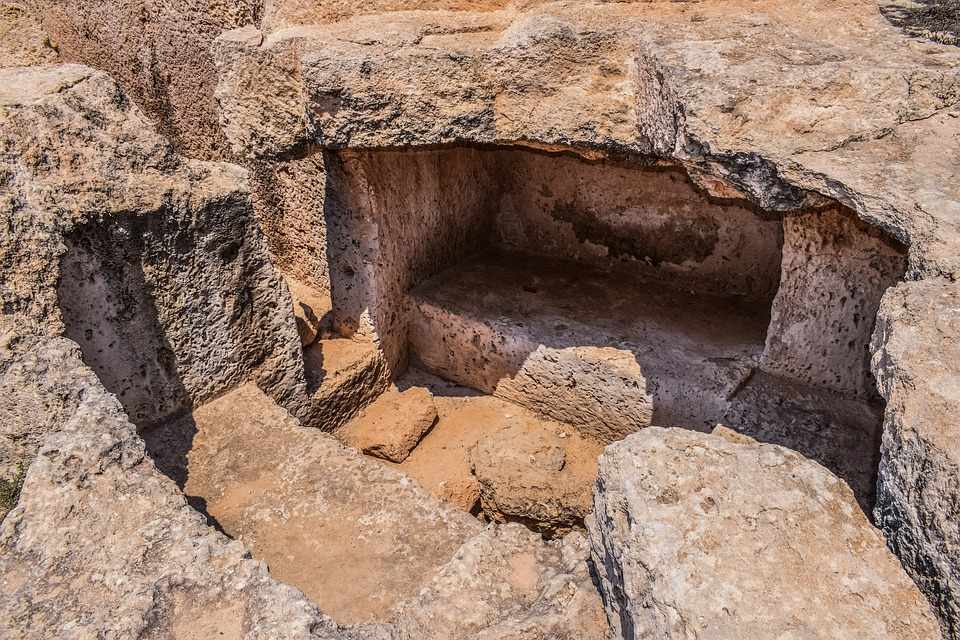 Οι Αρχαίοι τάφοι της Μακρονήσου στην Αγία Νάπα