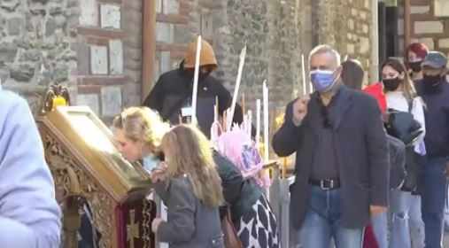 Βγάζουν τις μάσκες για να φιλήσουν την εικόνα του Αγίου Δημητρίου στη Θεσσαλονίκη