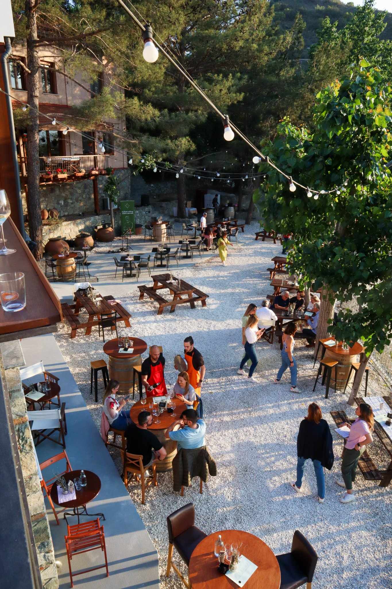 Άφθονο κοκτέιλ, πίτσες και μουσική σε ένα ολοπράσινο κήπο ενός οινοποιείου