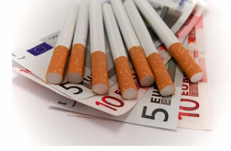 Ένα πακέτο τσιγάρα  €7