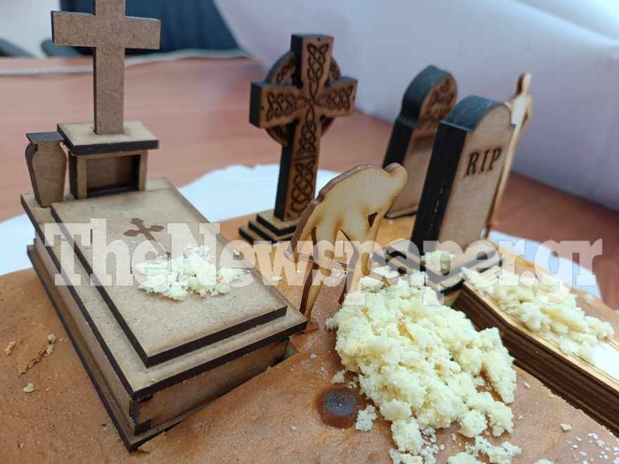 Το γύρο του διαδικτύου κάνει η  φετινή βασιλόπιτα των εργαζομένων στη Διεύθυνση Κοιμητηρίων του δήμου Βόλου.