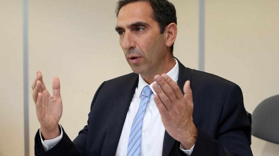 Χάθηκαν τα παγκάκια από τα mall για να ανοίξουν