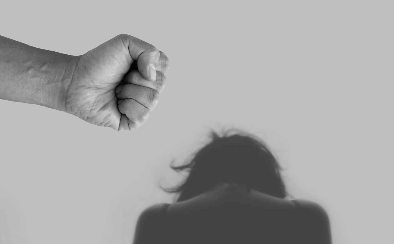 Καταγγελία για απρεπή συμπεριφορά και χλευασμό