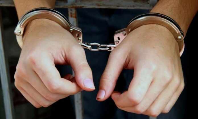 Χειροπέδες σε αστυνομικό για απειλές