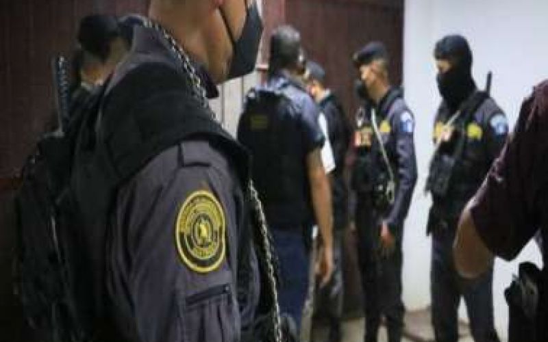 Τρεις έφηβες, μέλη συμμορίας, συνελήφθησαν την ώρα που αποκεφάλιζαν 15χρονο κορίτσι