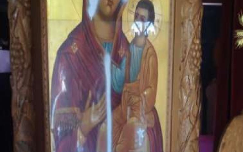 Γυναίκα μπήκε σε εκκλησάκι δήθεν για να προσευχηθεί και… κατέστρεψε τις εικόνες της Παναγίας