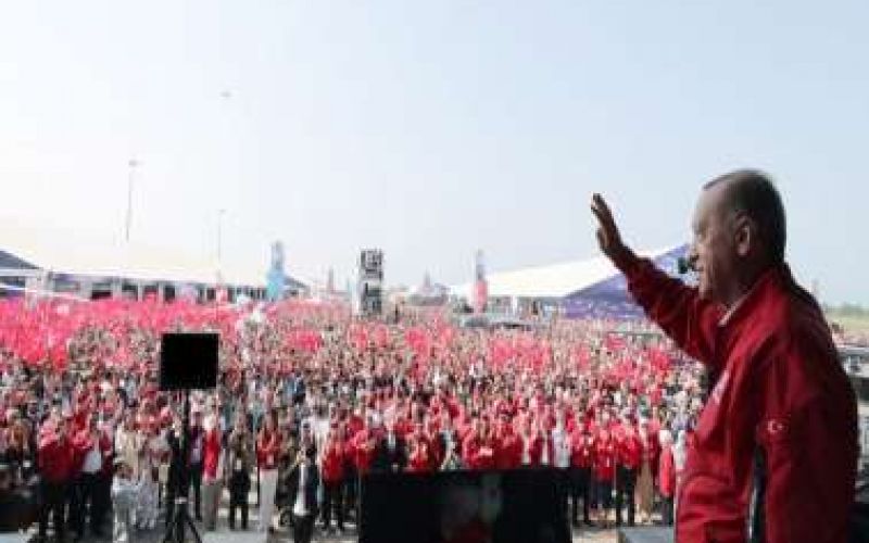 Ερντογάν: Απειλεί με εισβολή στα ελληνικά νησιά