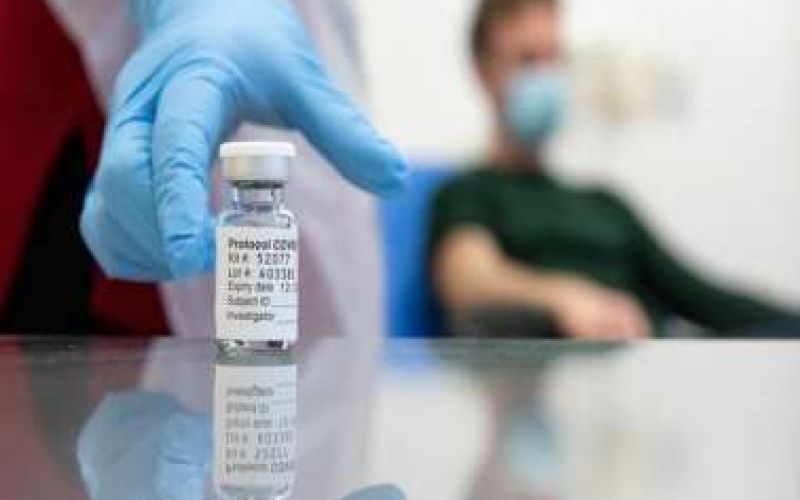 Ποιες βραχυπρόθεσμες παρενέργειες είχαν οι πρώτοι 400.000 που έκαναν το εμβόλιο της Pfizer