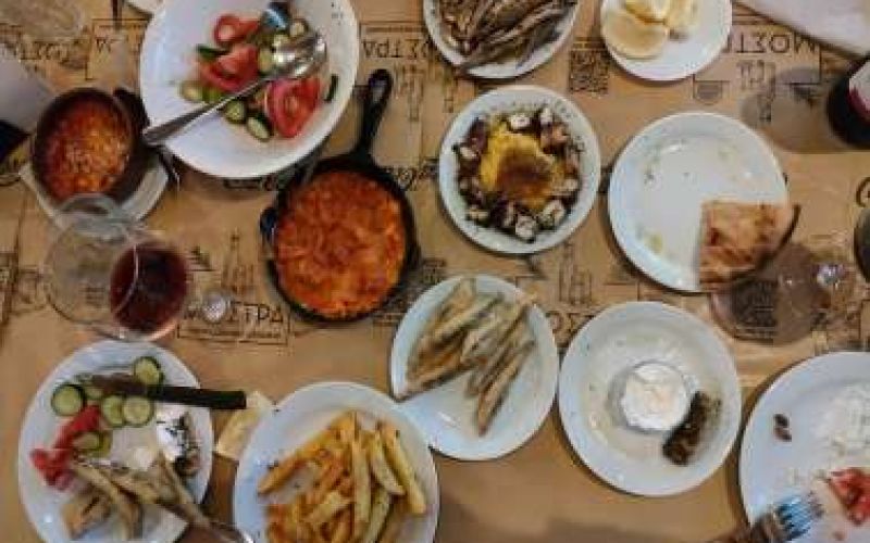 How many dishes can actually fit on one table