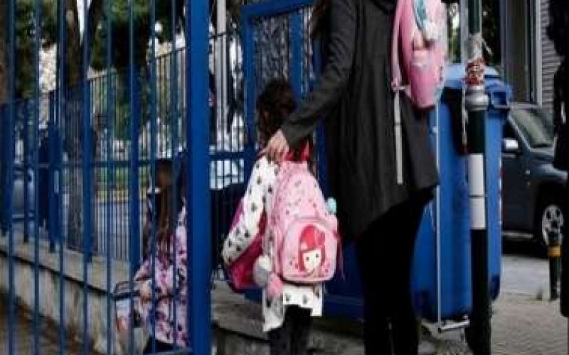 Το ασυνήθιστο σύμπτωμα που παρουσιάζουν ενήλικες και παιδιά από την Όμικρον