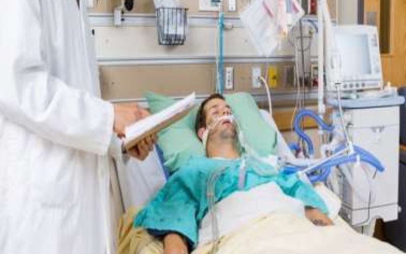 Ένας στους τρεις κάτω των πενήντα ετών στις εντατικές