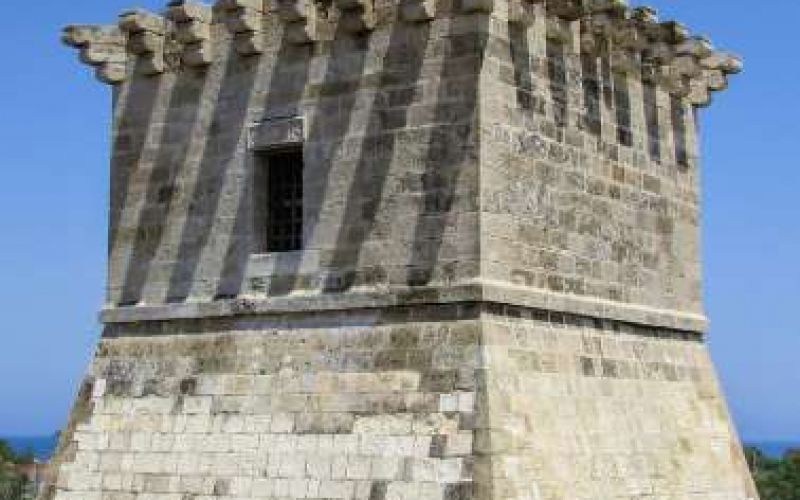 Ο Πύργος της Ρήγαινας στα παράλια της περιοχής των Περβολιών Λάρνακας