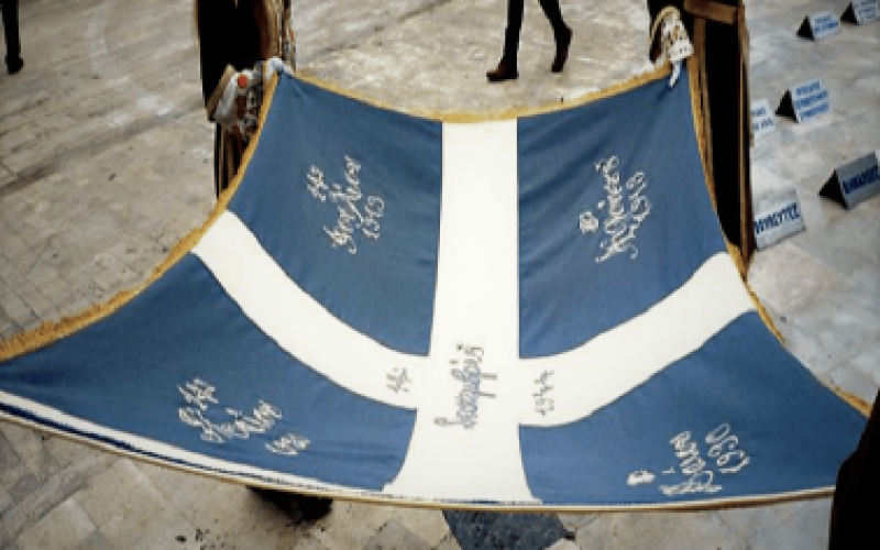Η ελληνική σημαία που υψώθηκε πρώτη φορά στην ελεύθερη Κομοτηνή κεντήθηκε στο χέρι μέσα σε μια νύχτα