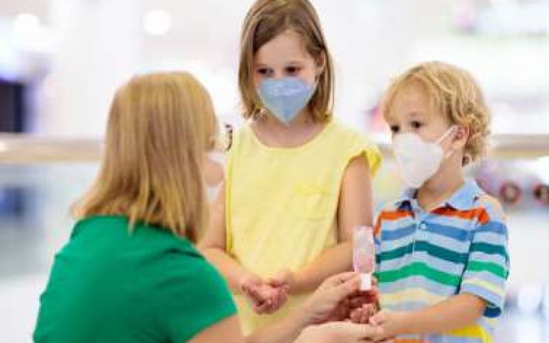 Τα μικρά παιδιά μεταδίδουν τον ιό μέσα σε σπίτια συχνότερα από ό,τι οι έφηβοι